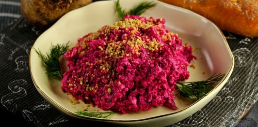 Фото приготовления рецепта: Салат из свёклы с творогом и орехами - шаг №14