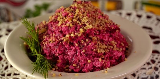 Фото приготовления рецепта: Салат из свёклы с творогом и орехами - шаг №12