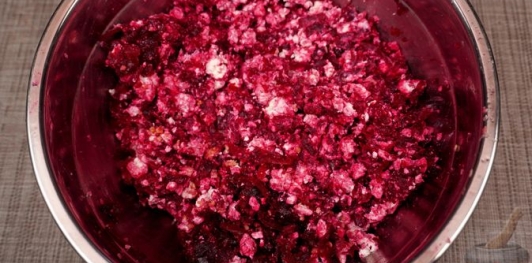 Фото приготовления рецепта: Салат из свёклы с творогом и орехами - шаг №8