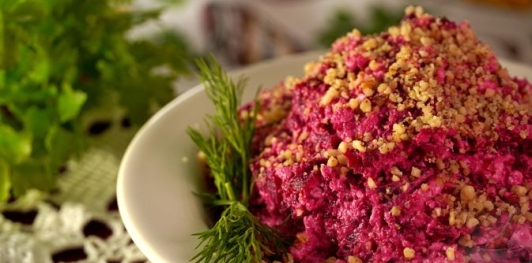 Фото приготовления рецепта: Салат из свёклы с творогом и орехами - шаг №13