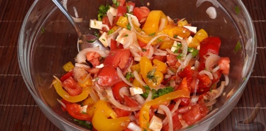 Фото приготовления рецепта: Салат из запечённого болгарского перца с помидорами и фетой - шаг №12