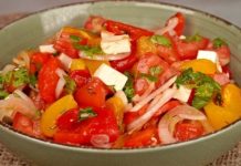 Салат из запечённого болгарского перца с помидорами и фетой