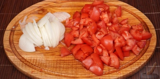 Фото приготовления рецепта: Салат из запечённого болгарского перца с помидорами и фетой - шаг №4