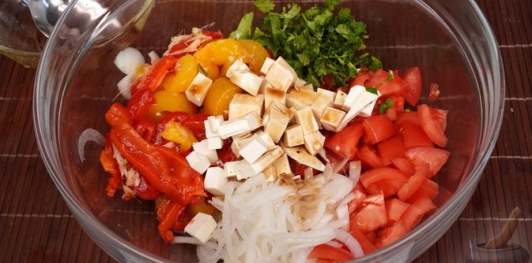 Фото приготовления рецепта: Салат из запечённого болгарского перца с помидорами и фетой - шаг №11