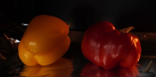 Фото приготовления рецепта: Салат из запечённого болгарского перца с помидорами и фетой - шаг №3