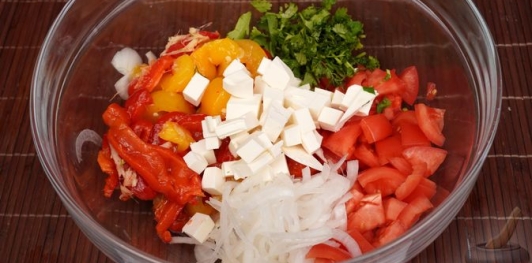 Фото приготовления рецепта: Салат из запечённого болгарского перца с помидорами и фетой - шаг №10