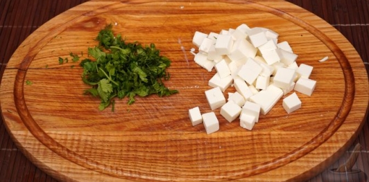 Фото приготовления рецепта: Салат из запечённого болгарского перца с помидорами и фетой - шаг №5