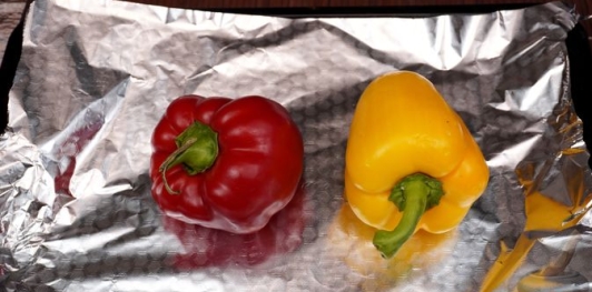 Фото приготовления рецепта: Салат из запечённого болгарского перца с помидорами и фетой - шаг №2