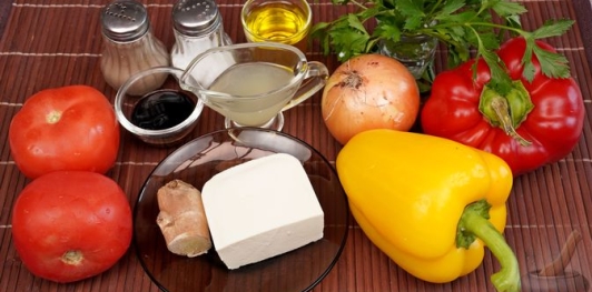 Фото приготовления рецепта: Салат из запечённого болгарского перца с помидорами и фетой - шаг №1