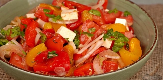 Фото приготовления рецепта: Салат из запечённого болгарского перца с помидорами и фетой - шаг №14