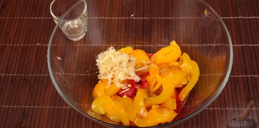 Фото приготовления рецепта: Салат из запечённого болгарского перца с помидорами и фетой - шаг №8