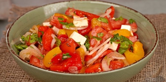 Фото приготовления рецепта: Салат из запечённого болгарского перца с помидорами и фетой - шаг №13