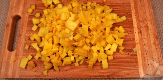 Фото приготовления рецепта: Салат с картошкой, капустой, кукурузой и сосисками - шаг №11