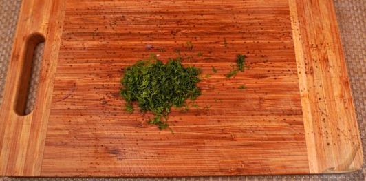 Фото приготовления рецепта: Салат с картошкой, капустой, кукурузой и сосисками - шаг №10