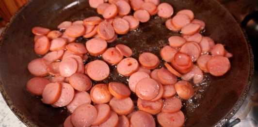 Фото приготовления рецепта: Салат с картошкой, капустой, кукурузой и сосисками - шаг №6