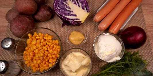 Фото приготовления рецепта: Салат с картошкой, капустой, кукурузой и сосисками - шаг №1