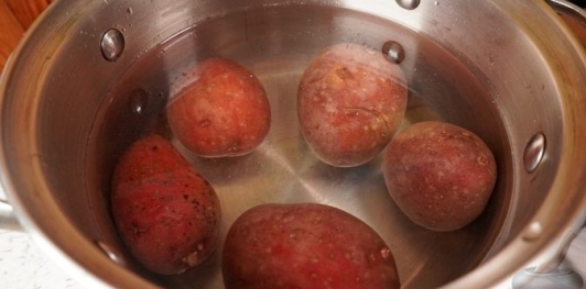 Фото приготовления рецепта: Салат с картошкой, капустой, кукурузой и сосисками - шаг №2