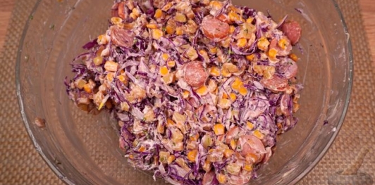 Фото приготовления рецепта: Салат с картошкой, капустой, кукурузой и сосисками - шаг №15