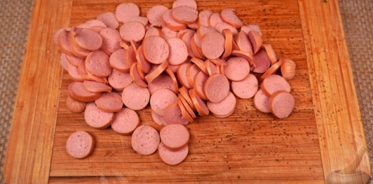 Фото приготовления рецепта: Салат с картошкой, капустой, кукурузой и сосисками - шаг №4