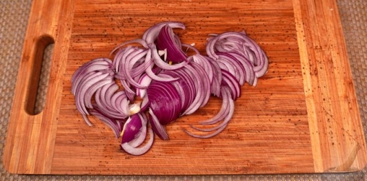 Фото приготовления рецепта: Салат с картошкой, капустой, кукурузой и сосисками - шаг №8