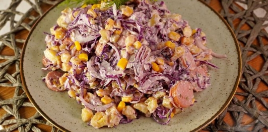 Фото приготовления рецепта: Салат с картошкой, капустой, кукурузой и сосисками - шаг №17