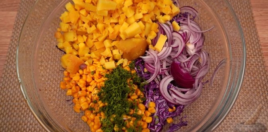 Фото приготовления рецепта: Салат с картошкой, капустой, кукурузой и сосисками - шаг №12