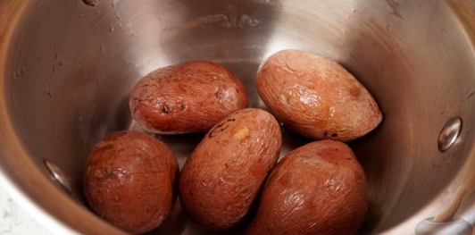 Фото приготовления рецепта: Салат с картошкой, капустой, кукурузой и сосисками - шаг №3