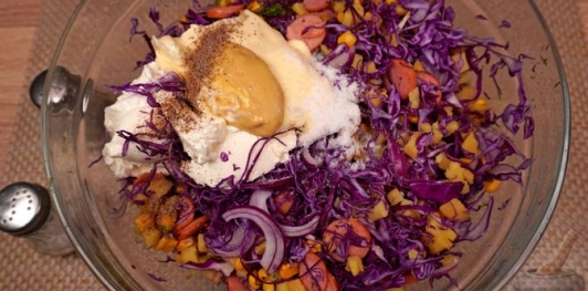 Фото приготовления рецепта: Салат с картошкой, капустой, кукурузой и сосисками - шаг №14