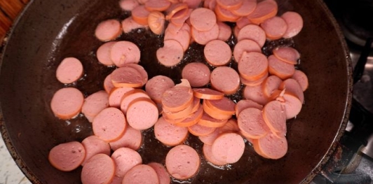 Фото приготовления рецепта: Салат с картошкой, капустой, кукурузой и сосисками - шаг №5