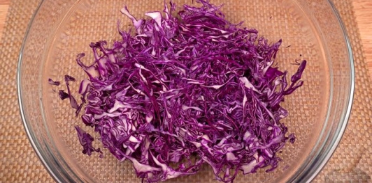 Фото приготовления рецепта: Салат с картошкой, капустой, кукурузой и сосисками - шаг №7