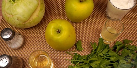 Фото приготовления рецепта: Салат с кольраби и яблоками - шаг №1