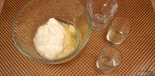 Фото приготовления рецепта: Салат с кольраби и яблоками - шаг №7