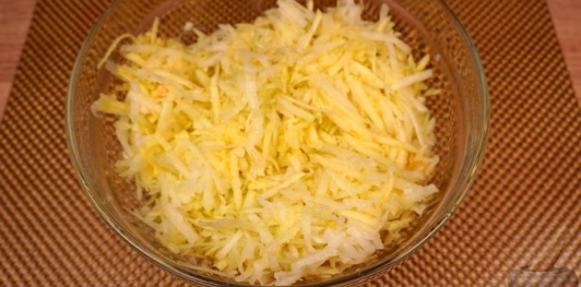 Фото приготовления рецепта: Салат с кольраби и яблоками - шаг №6