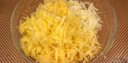 Фото приготовления рецепта: Салат с кольраби и яблоками - шаг №5