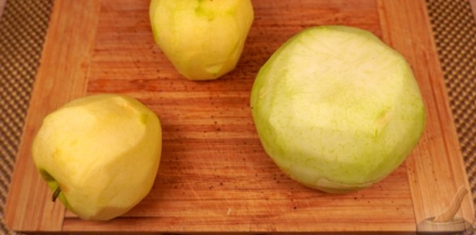 Фото приготовления рецепта: Салат с кольраби и яблоками - шаг №2