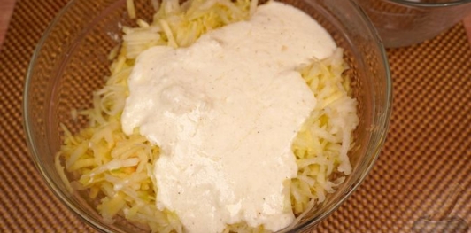 Фото приготовления рецепта: Салат с кольраби и яблоками - шаг №10