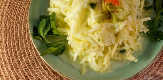 Фото приготовления рецепта: Салат с кольраби и яблоками - шаг №14