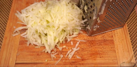 Фото приготовления рецепта: Салат с кольраби и яблоками - шаг №3