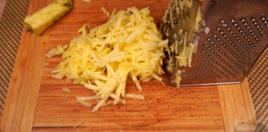 Фото приготовления рецепта: Салат с кольраби и яблоками - шаг №4