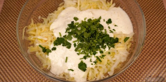 Фото приготовления рецепта: Салат с кольраби и яблоками - шаг №11