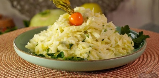 Фото приготовления рецепта: Салат с кольраби и яблоками - шаг №13