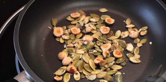 Фото приготовления рецепта: Салат с курицей, сельдереем, перцем, орехами и клюквой - шаг №5