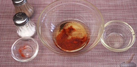 Фото приготовления рецепта: Салат с курицей, сельдереем, перцем, орехами и клюквой - шаг №7