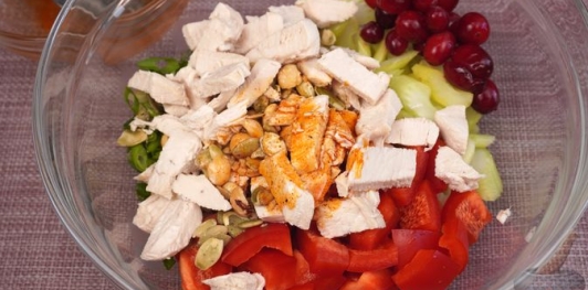 Фото приготовления рецепта: Салат с курицей, сельдереем, перцем, орехами и клюквой - шаг №10