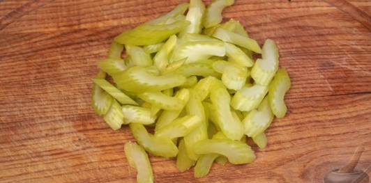 Фото приготовления рецепта: Салат с курицей, сельдереем, перцем, орехами и клюквой - шаг №4