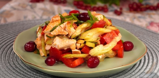 Фото приготовления рецепта: Салат с курицей, сельдереем, перцем, орехами и клюквой - шаг №13