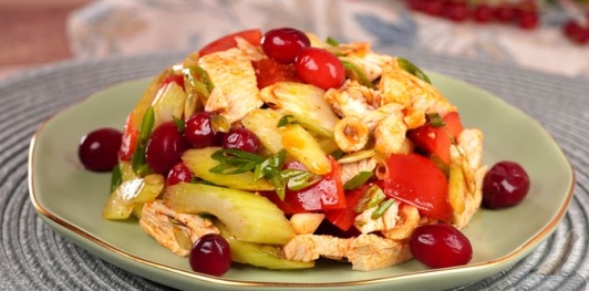 Фото приготовления рецепта: Салат с курицей, сельдереем, перцем, орехами и клюквой - шаг №12