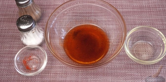 Фото приготовления рецепта: Салат с курицей, сельдереем, перцем, орехами и клюквой - шаг №8