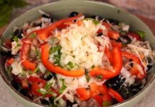 Салат с квашеной капустой, болгарским перцем и маслинами