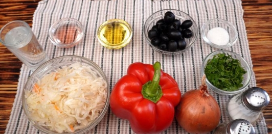 Фото приготовления рецепта: Салат с квашеной капустой, болгарским перцем и маслинами - шаг №1